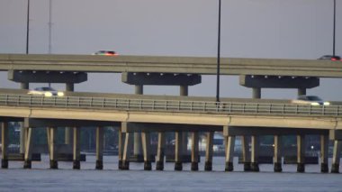 Charlotte County 'deki araç köprüsü altyapısı Punta Gorda ve Port Charlotte' u Peace River 'a bağlıyor. Florida 'daki Barron Collier Köprüsü ve Gilchrist Köprüsü.