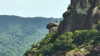 Chimney Rock, ABD 'nin Kuzey Carolina eyaletindeki Blue Ridge Mountains State Park' ta yer alan büyük bir granit kayadır. Appalachians 'da Amerika' ya seyahat