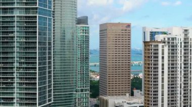 Florida, ABD 'deki Miami City' nin şehir merkezindeki Citi banka binası. Modern Amerikan megapolis 'indeki yüksek gökdelenli binaların kentsel manzarası.