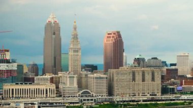 Cleveland, Ohio 'da. ABD 'nin büyük bir şehrinin şehir merkezindeki yüksek ofis binalarının görüntüsü. Ticari finans bölgesiyle Amerikan megapolis