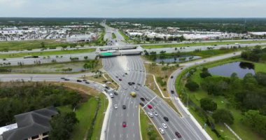 Sarasota, Florida kentsel alanındaki karayolu kavşağında elmas kesişiminin bölünmesi. Trafik ışıkları arabaların hızlı geçişi için kavşak şeritlerini düzenledi