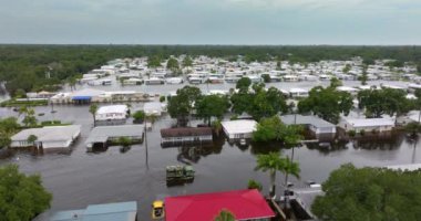 Florida yerleşim bölgesinin etrafını sularla çevrili batık araçlarla dolu yolda acil yardım ekibi. Debby Kasırgası Doğal Afet