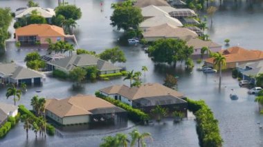 Debby Kasırgası yüzünden Florida 'da sel baskını. Sarasota 'daki sel sularıyla çevrili Laurel Meadows yerleşim bölgesindeki banliyö evleri. Doğal afetten sonra.