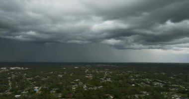 Florida 'nın kırsal kesimlerine sağanak yağmur yağıyor. Karanlık gökyüzünde fırtına. Hareket eden ve değişen bulutlu hava durumu.