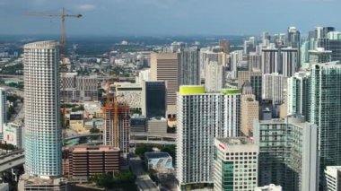 Miami, Florida. Florida, ABD 'de Miami Brickell şehir merkezindeki gökdelen binaları. Güneşli bir günde iş dünyasının finans bölgesiyle Amerikan megapolis 'i.