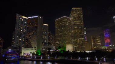 Florida, ABD 'de Miami Brickell şehir merkezinin gece şehir manzarası. Modern Amerikan megapolis 'indeki parlak gökdelen binalarıyla gökdelenler..