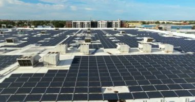 Sürdürülebilir enerji üretimi. Alışveriş merkezinin çatısına yeşil ekolojik elektrik üretimi için elektrik fotovoltaik güneş panelleri yerleştirildi.