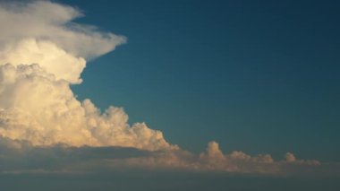 Mavi Florida semalarında yağmur bulutları oluşuyor. Renkli yaz gökyüzü.