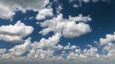 Mavi Florida semalarında yağmur bulutları oluşuyor. Renkli yaz gökyüzü.