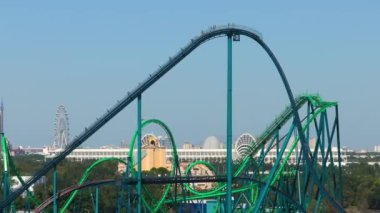 Florida, Orlando 'daki lunaparkta hız trenine binmek.