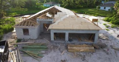 Yeni inşaat alanındaki kontrplak çarşafların çatı inşaatı. Florida kırsal kesimindeki yerleşim yerinin bitmemiş çatısı. Konut geliştirme kavramı.