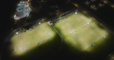Florida, North Port 'taki halka açık bir spor parkında futbol maçında antrenman yapan sporcular..