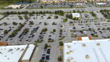 Florida, North Port 'taki alışveriş merkezi plazasında trafik arabaları var. ABD ulaştırma altyapı kavramı