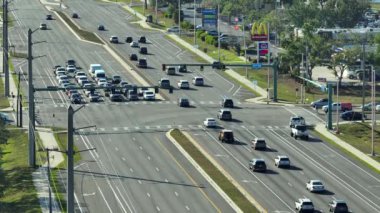 Trafik ışıklarıyla kesişen geniş yol manzaralı. ABD 'de şehir ulaşımı. Amerikan şehir trafiği yukarıdan.