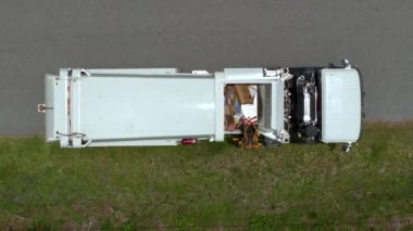 Florida 'nın kaldırım kenarındaki çöp tenekelerini toplayan bir çöp kamyonu.