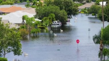Florida 'nın banliyölerinde tropik yağmur fırtınası yerleşim yerlerini sular altında bıraktı. Kasırga Sonrası.