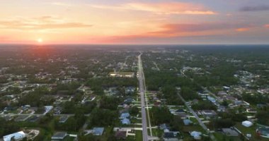 Amerikan küçük kasabasında araba süren banliyö sokak trafiğinin yukarıdan görünüşü. Florida banliyöleri sakin yerleşim bölgesinde özel evleri olan yerler.