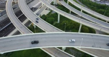 Tampa, Florida 'da çok şeritli otoyol kavşağında hızlı sürüş yapan arabalar var. ABD ulaştırma altyapısının üstü