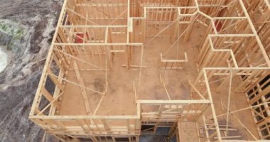 Yeni Amerikan apartmanının ahşap çerçevesi yapım aşamasında. ABD 'de ikametgah geliştirme.