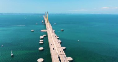 Florida 'daki Tampa Körfezi üzerindeki Sunshine Skyway Köprüsü' nün hava görüntüsü. Ulaşım altyapısı kavramı.