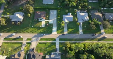 Florida 'nın küçük bir kasabasında banliyö caddesinde araba sürüyor. Kuzey limanında sakin yerleşim bölgesinde özel evleri olan Amerikan kırsal arazisi