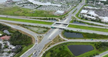 Sarasota, Florida 'da hızla hareket eden trafik arabalarıyla elmas kavşağını ayıran çevre yolunun yükseltilmiş görüntüsü. ABD 'de kentsel ulaşım altyapısı