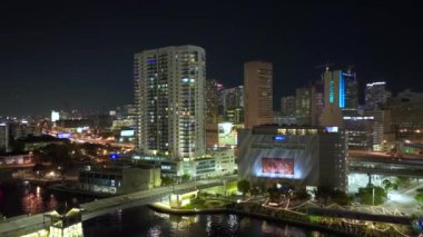 Miami Brickell 'in şehir merkezindeki gökdelen binaları geceleyin aydınlandı. Amerikan megapolis 'i ve karanlık çöktüğünde finans bölgesi.