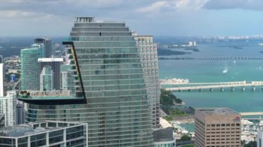 Miami, Florida. Bankanın gökdelen kuleleri Florida, ABD 'deki Brickell şehir merkezinin kentsel manzarasını yansıtıyor. Ticari finans bölgesi olan Amerikan şehri.