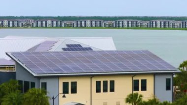 Temiz ekolojik elektrik enerjisi üretmek için fotovoltaik paneller. Solar çatılı Florida ofis binası. Sıfır emisyon kavramı ile yenilenebilir elektrik.