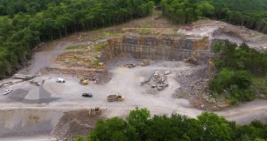 Kırık taş işleme tesisi olan açık maden ocağı. İnşaat endüstrisi için doğal kaynakların çıkarılması.