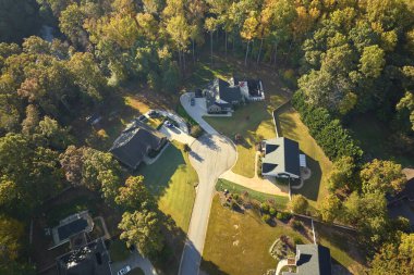 Güney Carolina yerleşim bölgesindeki klasik Amerikan evlerinin havadan görünüşü. ABD 'nin banliyölerinde emlak gelişimine örnek olarak yeni aile evleri.