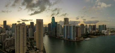Miami Brickell 'in şehir merkezinin hava görüntüsü, Florida, ABD gün batımında. Modern Amerikan megapolis 'indeki yüksek ticari ve meskun gökdelen binaları.