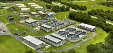 Kentsel atık su arıtma tesisindeki modern su temizleme tesisinin havadan görüntüsü. İstenmeyen kimyasalların, askıya alınmış katı maddelerin ve gazların kirlenmiş sıvılardan çıkarılması süreci.