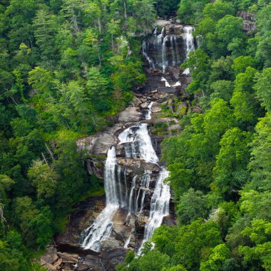 Nantahala Ulusal Ormanı, Kuzey Carolina, ABD 'deki Whitewater Şelalesi' nin hava manzarası. Yeşil yemyeşil ağaçlar arasındaki kayalık kayalardan süzülen temiz su.