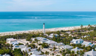 Florida 'nın güneybatısındaki Gasparilla Adası' ndaki Boca Grande adasında Amerikan rıhtım evleri ve beyaz deniz feneri..