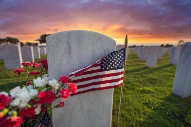 Ordu mezarı. Çiçekler ve Amerikan bayraklarıyla süslenmiş beyaz mezar taşları. Emekli askerlerin mezarları. Anma Günü konsepti.