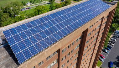 Şehir merkezinde temiz ekolojik elektrik enerjisi üretmek için güneş panelleriyle kaplı fotovoltaik çatısı olan otonom bir bina..
