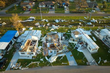 Florida yerleşim bölgesindeki Ian kasırgasından sonra ağır hasar görmüş mobil evler. Doğal afetin sonuçları..