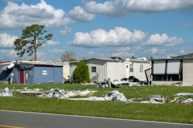 Florida yerleşim bölgesinde kasırgadan sonra ağır hasar gören mobil evler. Doğal afetin sonuçları..