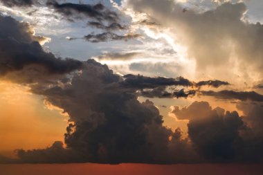 Güzel günbatımı gökyüzü manzarası. Ufukta parlak turuncu ve sarı bulutlar.