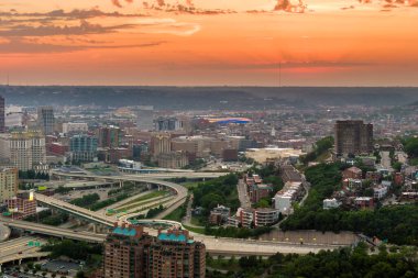 Cincinnati, Ohio, şehir merkezinde gün batımında geniş yol ayrımları olan bir Amerikan şehri. Kentsel ulaşım altyapısı üzerine gökdelen binaları.