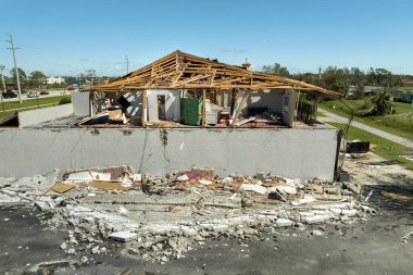 Florida 'daki Ian Kasırgası' ndan sonra evin çatısı ve duvarları hasar görmüş. Doğal afetin sonuçları..