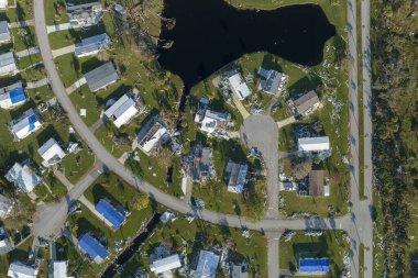 Florida gezici ev bölgesinde güçlü kasırga rüzgarları tarafından yıkılan banliyö evleri. Doğal afetin sonuçları..