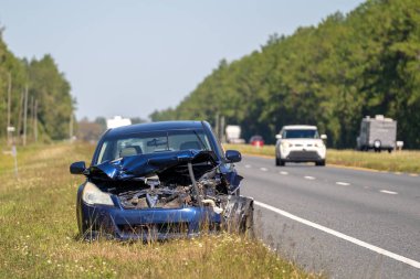 Trafik kazasından sonra yol kenarına bırakılmış bir araba..