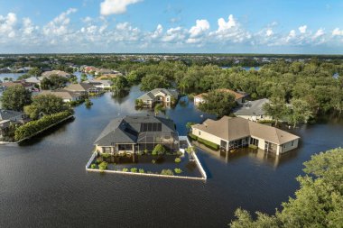 Florida 'nın banliyölerindeki yağmur suyu yüzünden sular altında kalan evlerle dolu bir yerleşim bölgesi. Güney Amerika 'daki doğal afet sonrası.