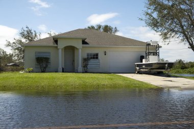 Şiddetli sağanak yağıştan sonra Florida 'da sel basmış yol.