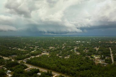 Kasaba üzerinde sağanak fırtınadan önce fırtınalı gökyüzünde oluşan kara uğursuz bulutların manzarası..
