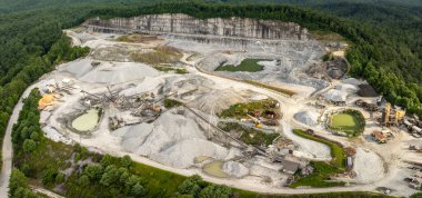Kuzey Carolina Appalachians, ABD 'deki endüstriyel açık maden sahasında kireçtaşı ocağı.