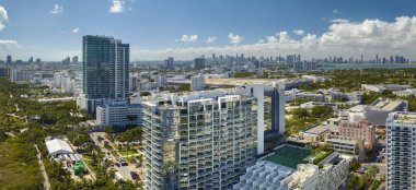 Güney Florida, ABD 'deki Miami Beach City' de. Yüksek lüks oteller ve apartmanlar. ABD 'de turizm altyapısının yüksek açılı görünümü.