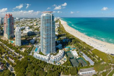 Yüksek lüks otelleri, apartmanları ve kumsallı sahili olan Miami Beach City..
